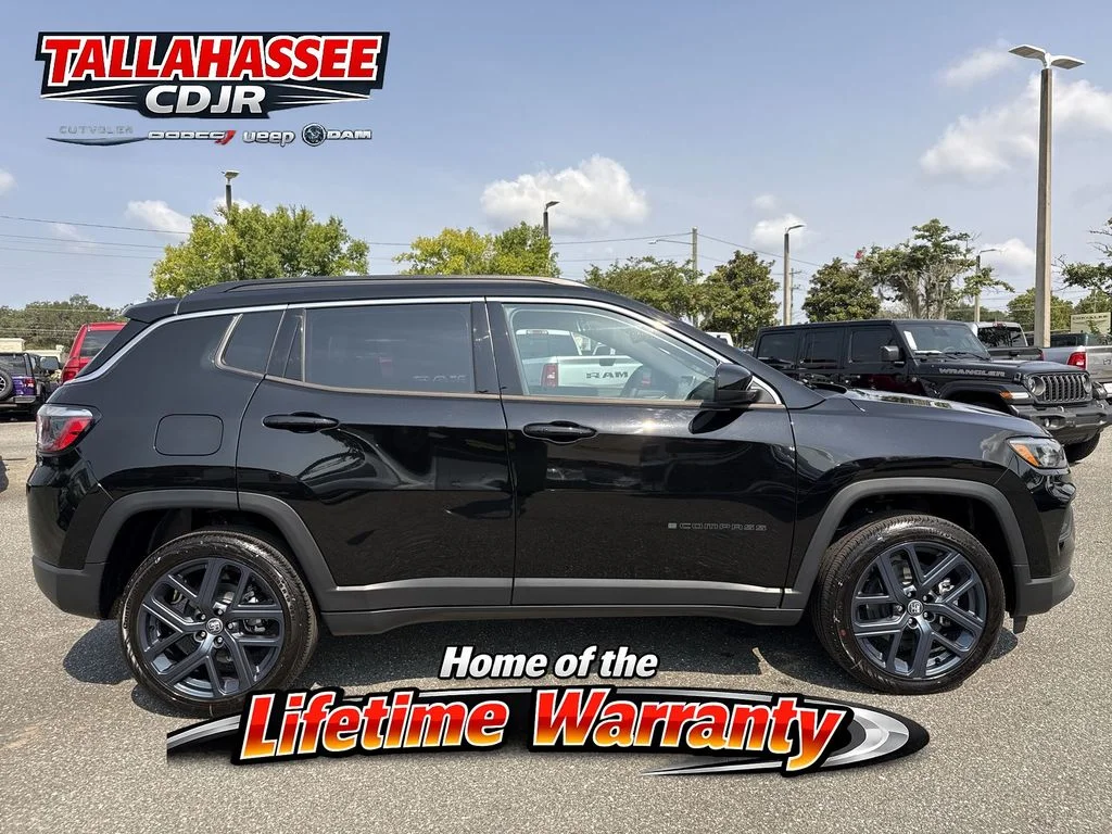 New 2026 Diamond Black Crystal Pearl-Coat Exterior Paint Jeep Latitude image 2