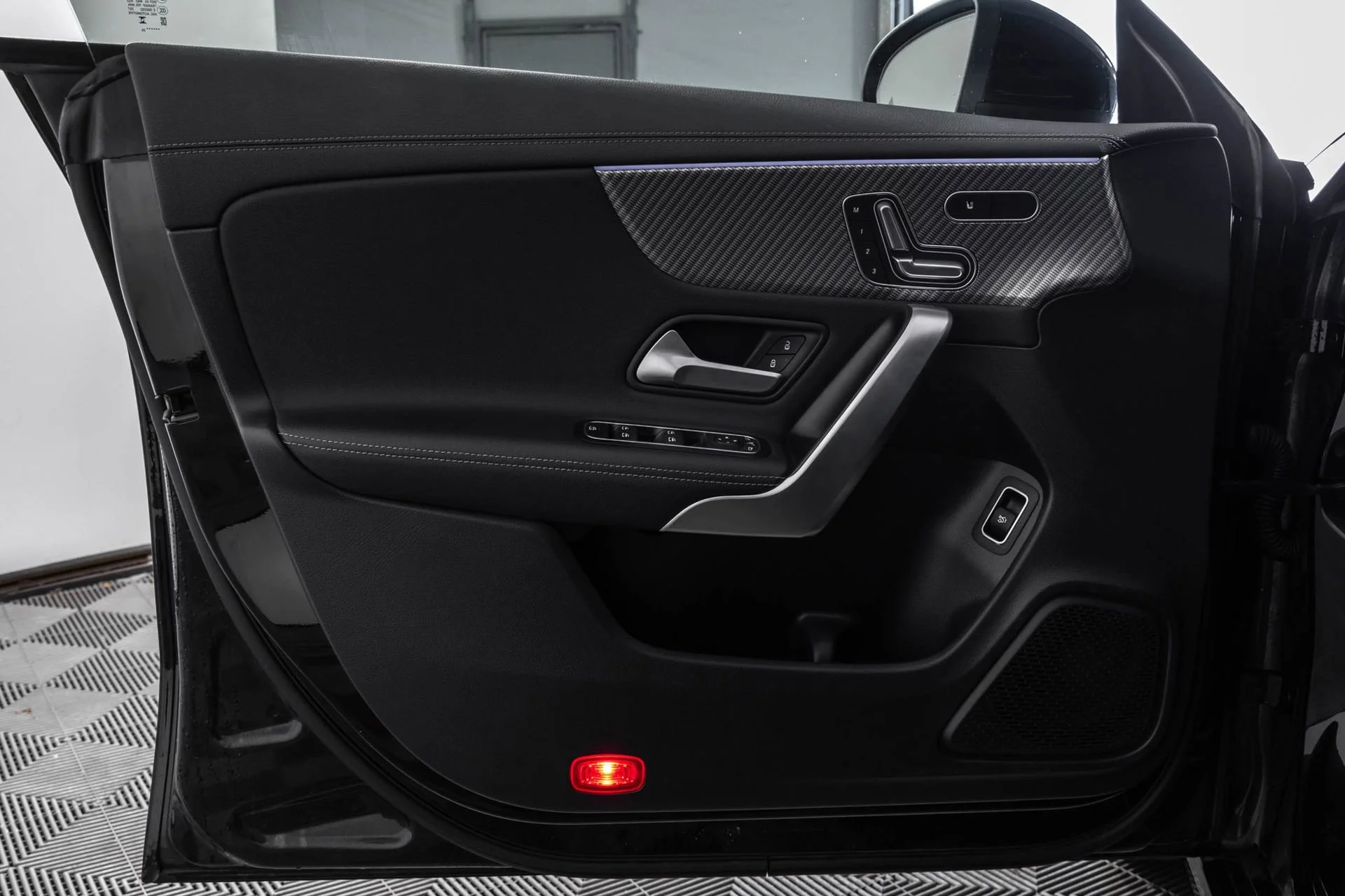 Used 2025 Black Mercedes-Benz 4MATIC® image 33