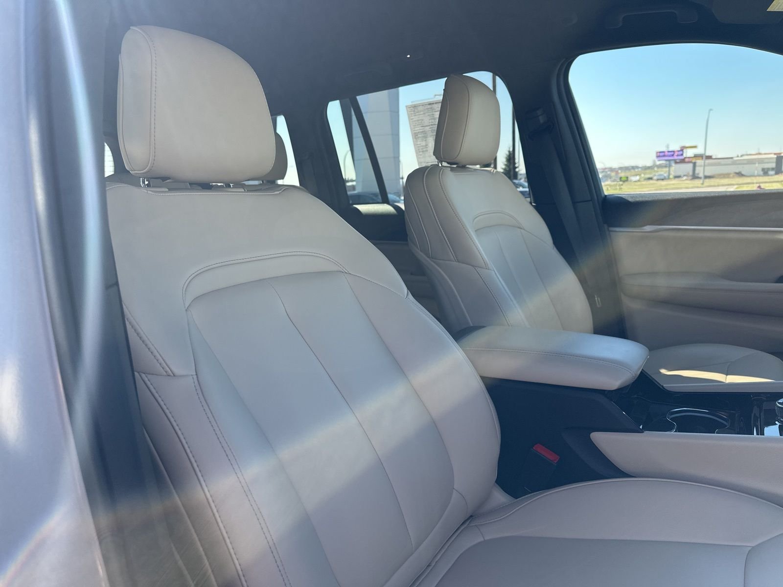 Used 2023 Silver Jeep Limited image 35