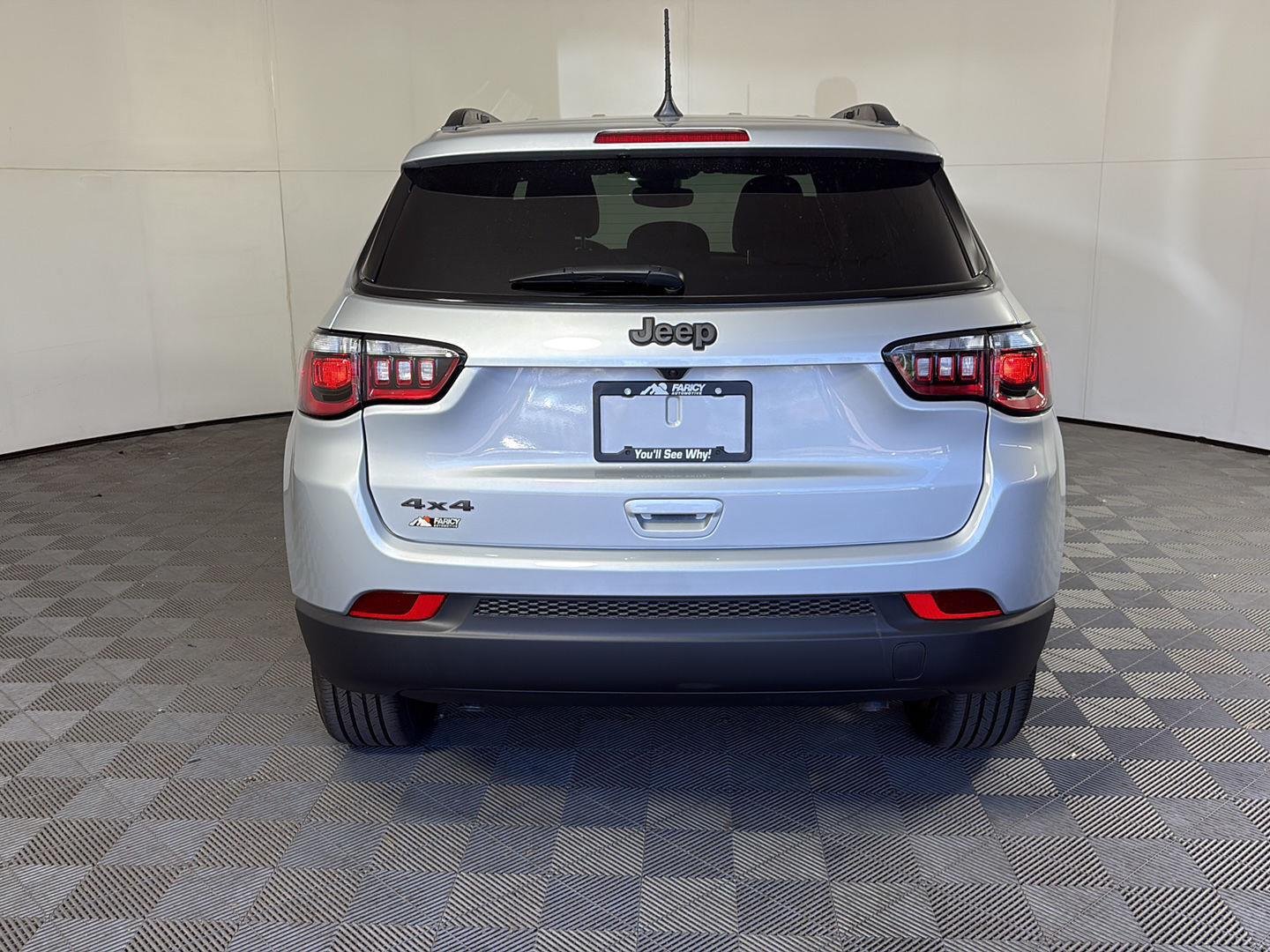 New 2026 Silver Zynith Metallic Clear-Coat Exterior Paint Jeep Latitude Altitude image 5