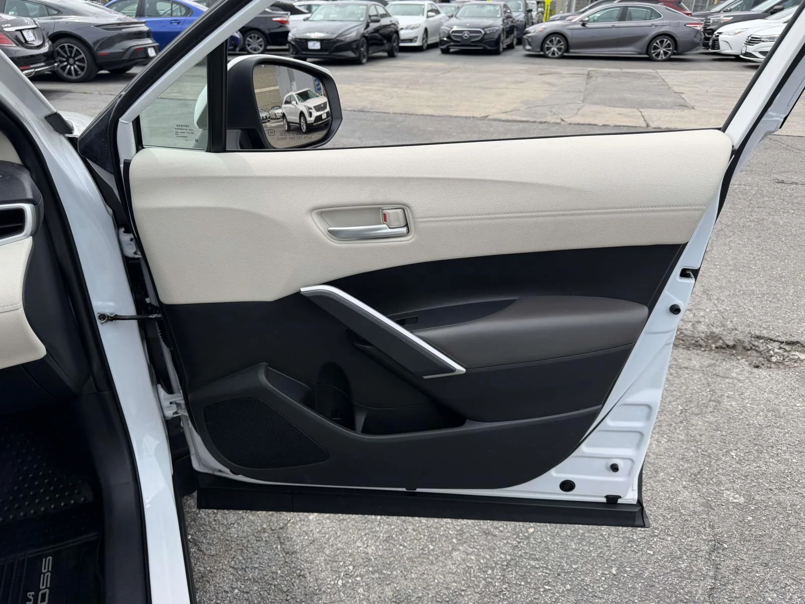 2023 Toyota Corolla Cross XLE - Photo 12