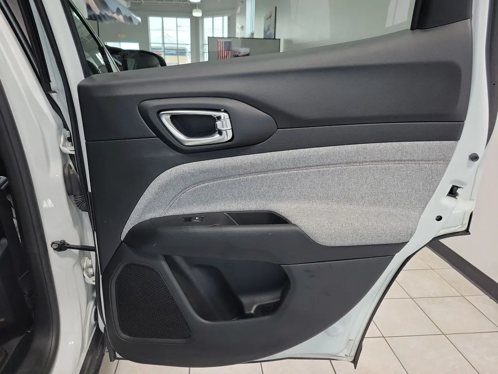 Used 2022 White Jeep Latitude Lux image 18