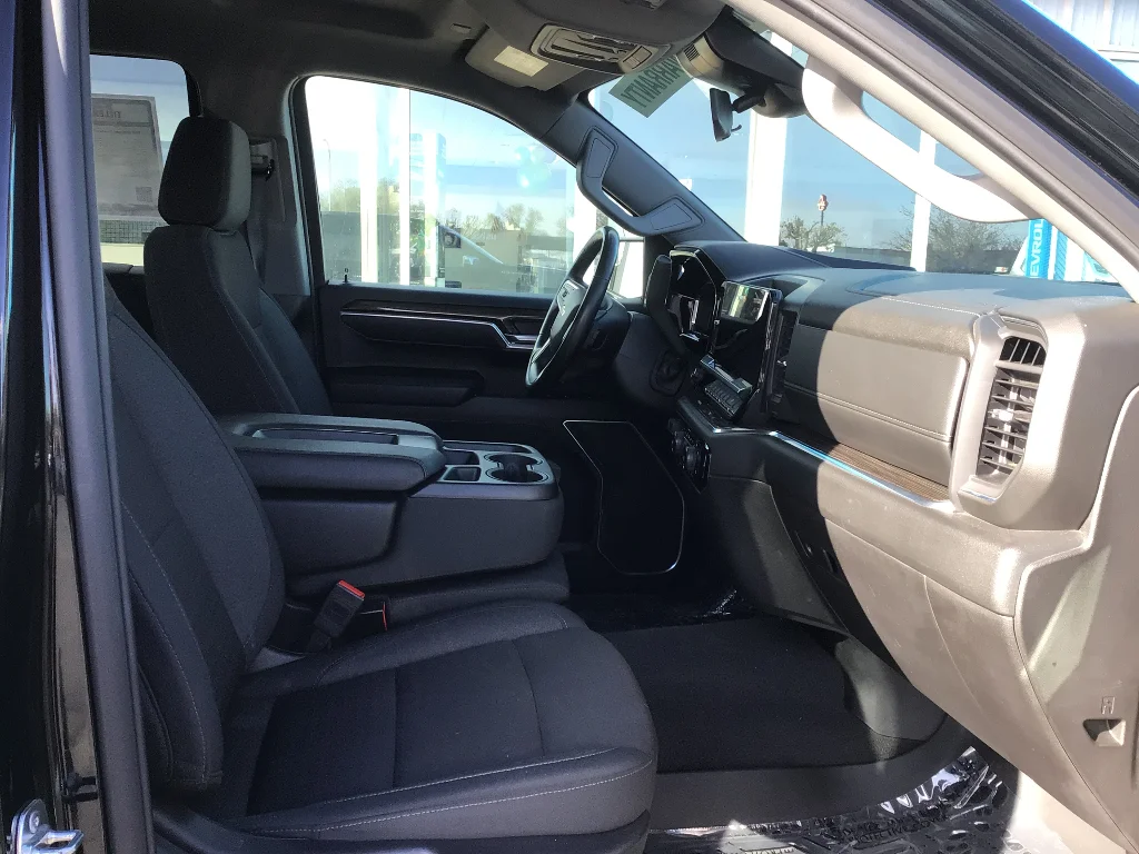 Used 2025 Black Chevrolet LT image 6