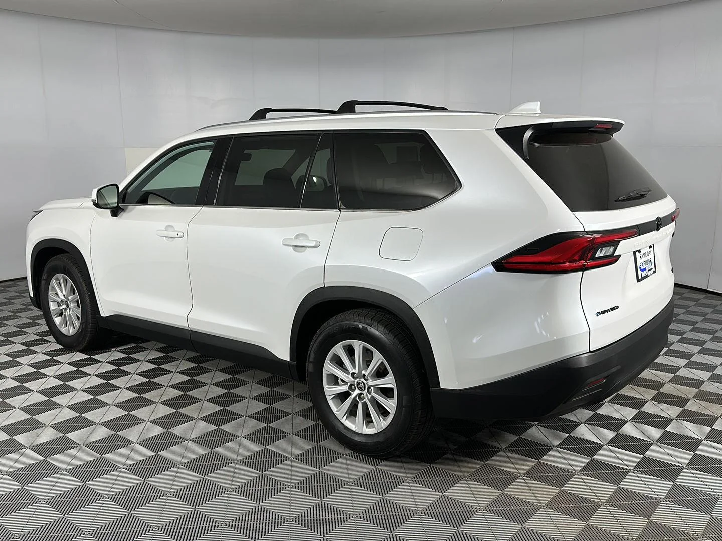 Used 2024 Wind Chill Pearl Toyota XLE image 23