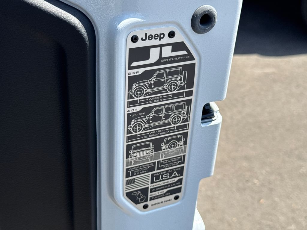 New 2026 Bright White Clear-Coat Exterior Paint Jeep Sahara image 12