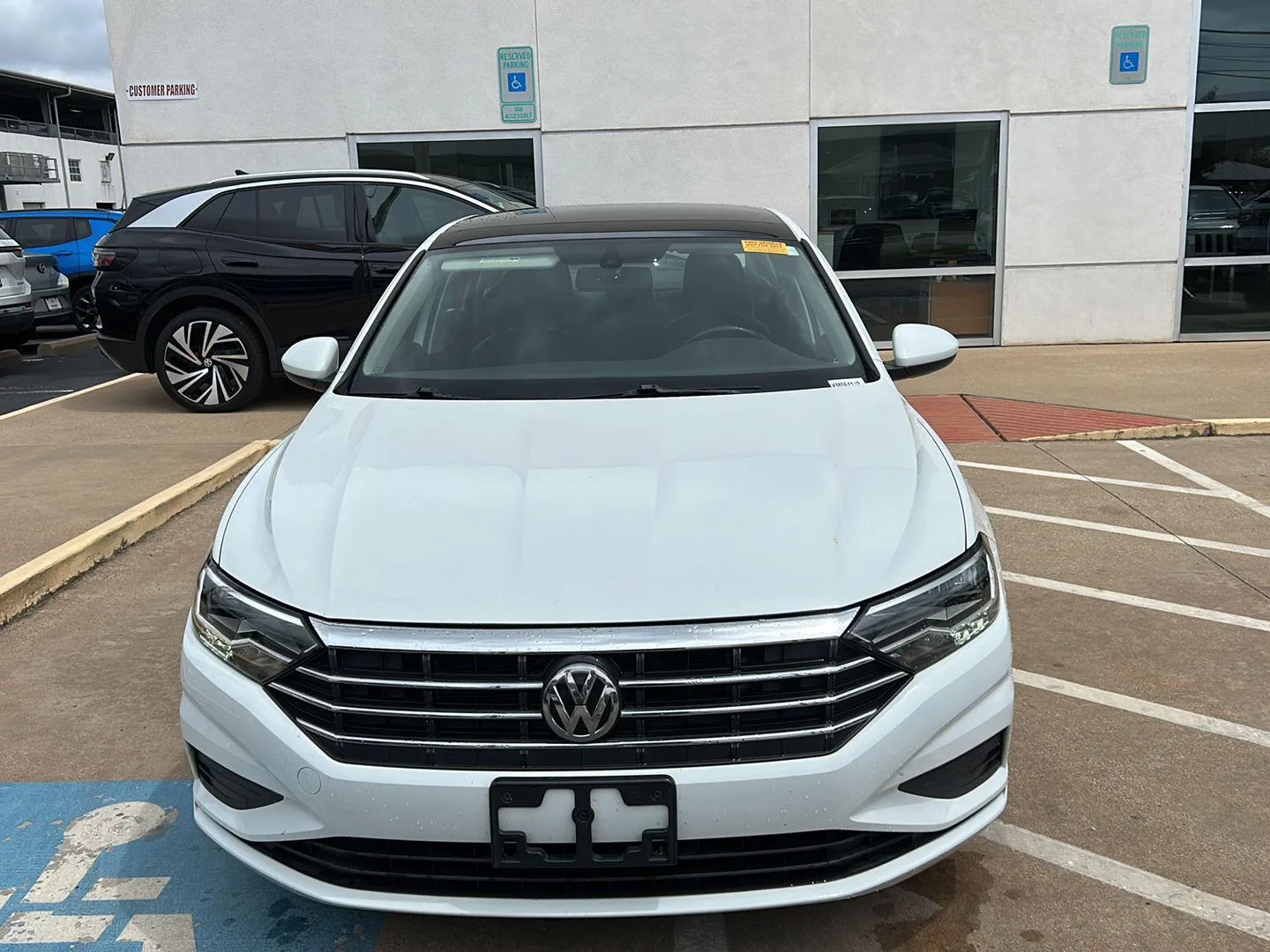 Used 2019 Pure White Volkswagen SE image 2