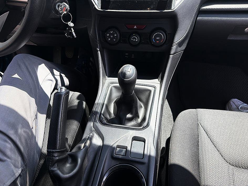 Used 2022 Ocean Blue Pearl Subaru Base image 17