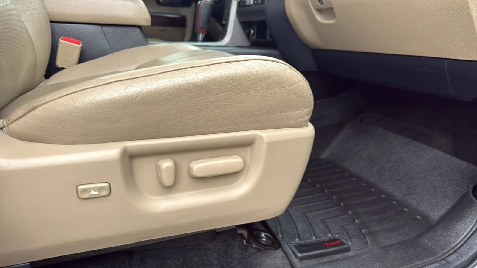 Used 2014 White Toyota Platinum image 24