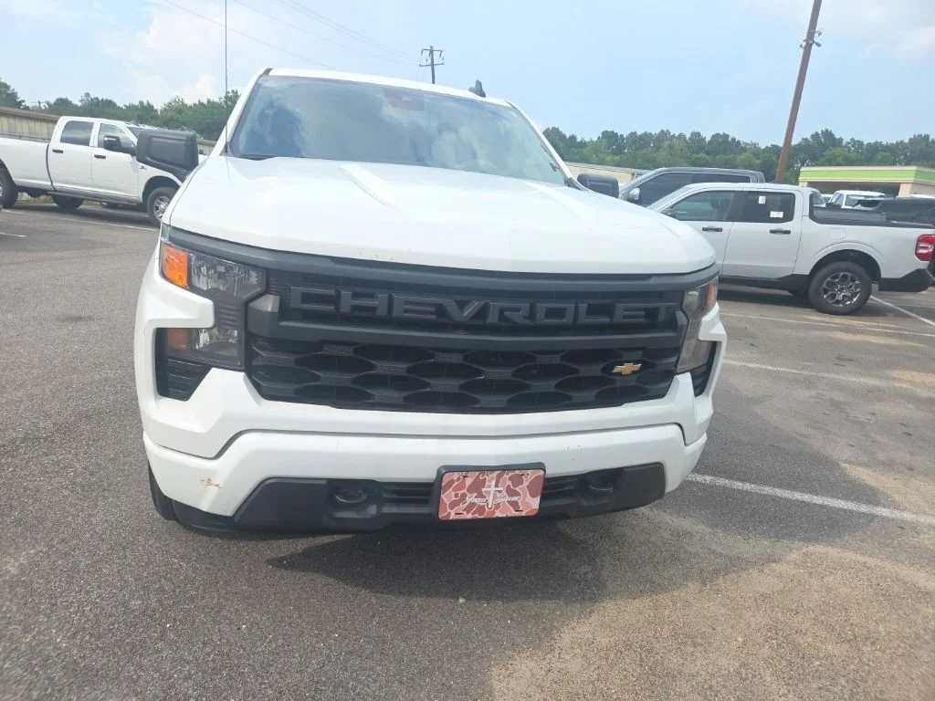 Used 2022 White Chevrolet Custom image 2