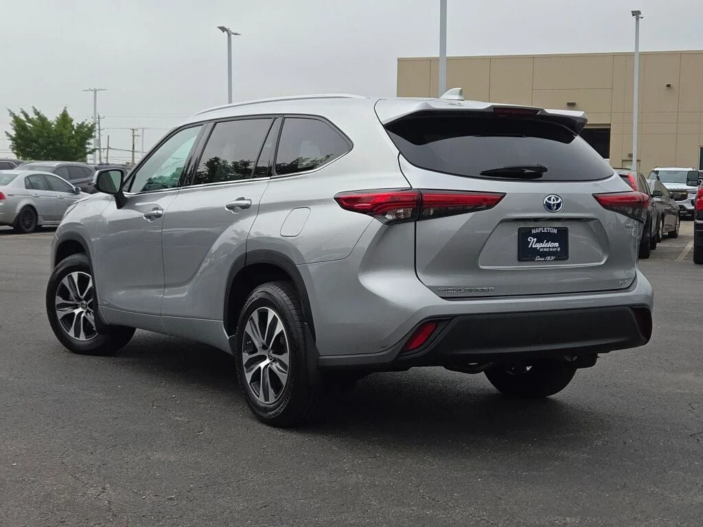 Used 2022 Silver Toyota XLE image 15