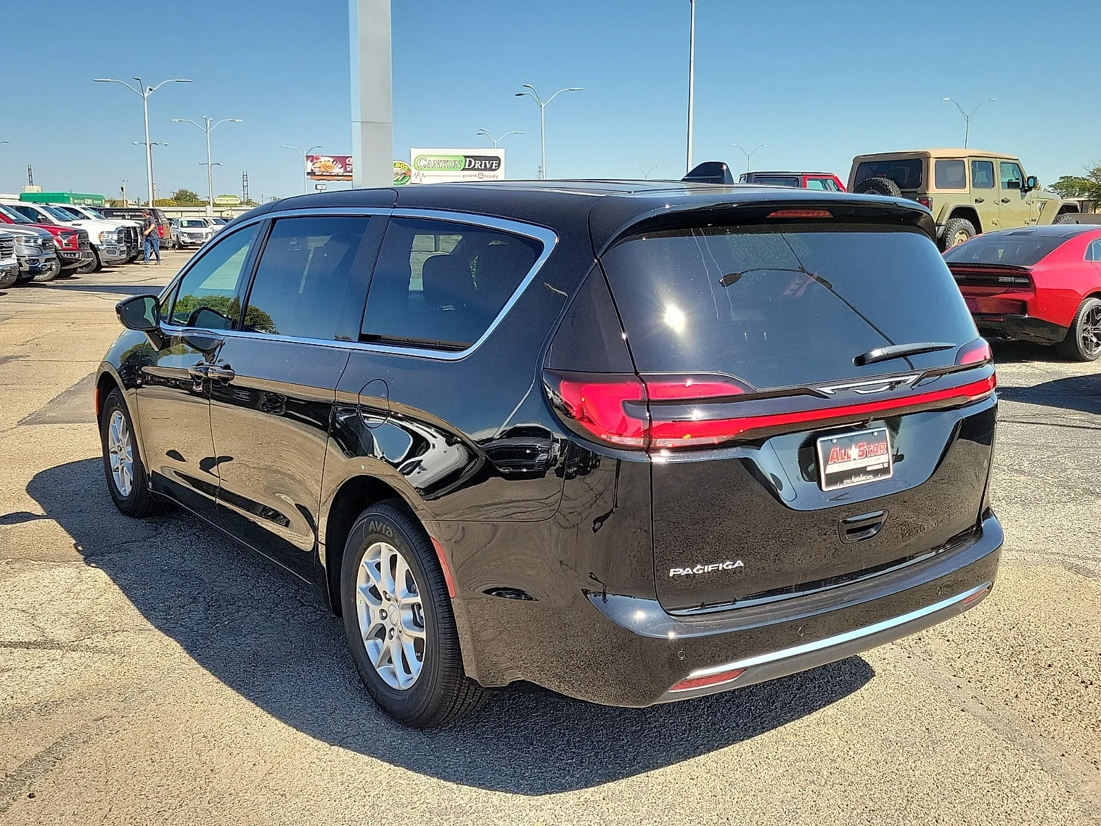 New 2027 Diamond Black Crystal Pearlcoat Chrysler SELECT image 3
