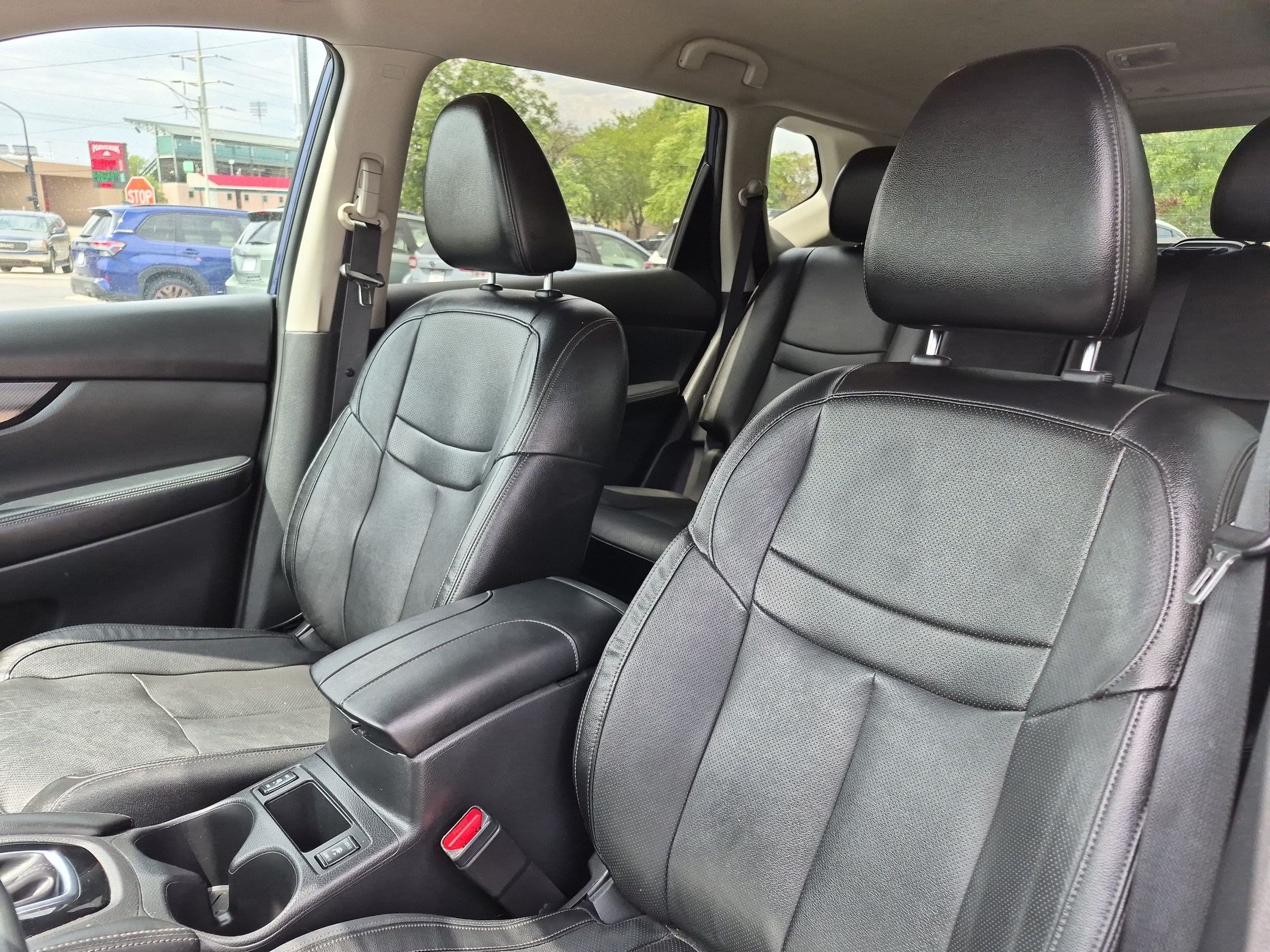 Used 2018 Caspian Blue Nissan SL image 15