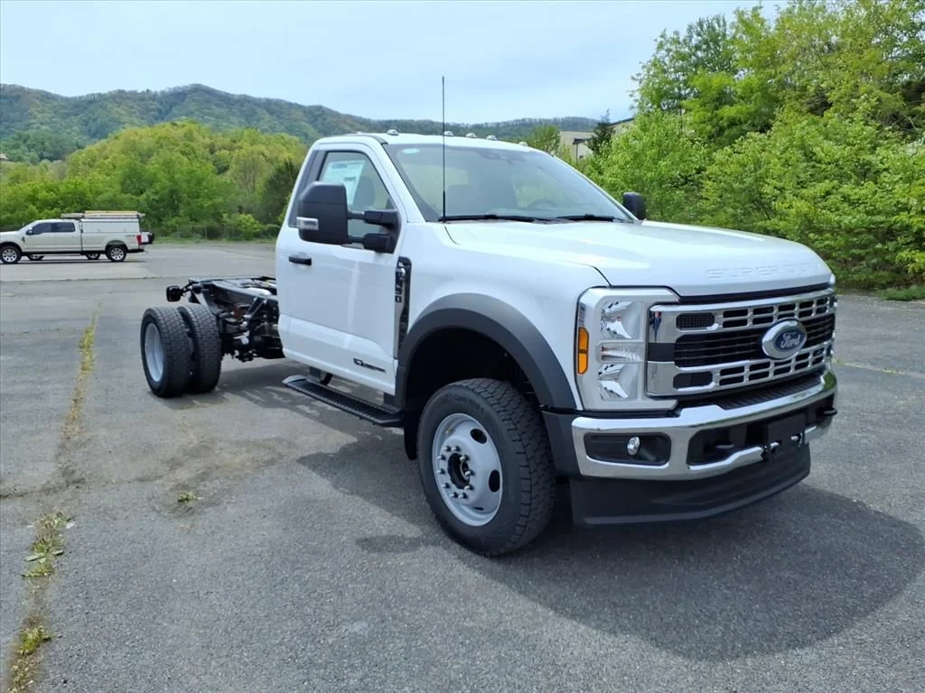 New 2026 Oxford White Ford F-450® XL image 17