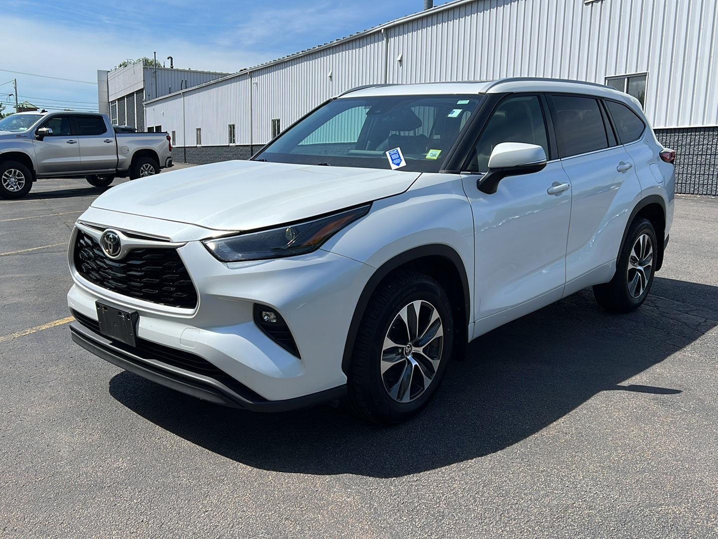 Used 2022 Wind Chill Pearl Toyota XLE image 15