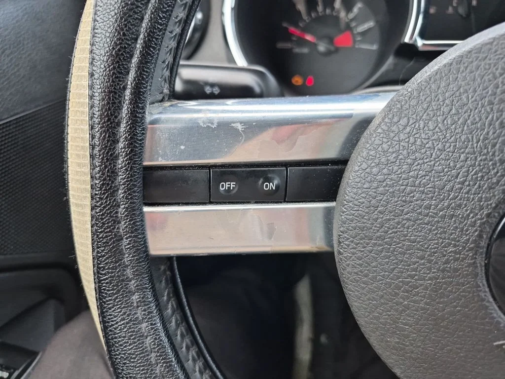 Used 2006 Black Ford V6 image 21