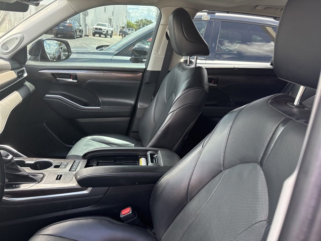 Used 2022  Toyota Limited image 3