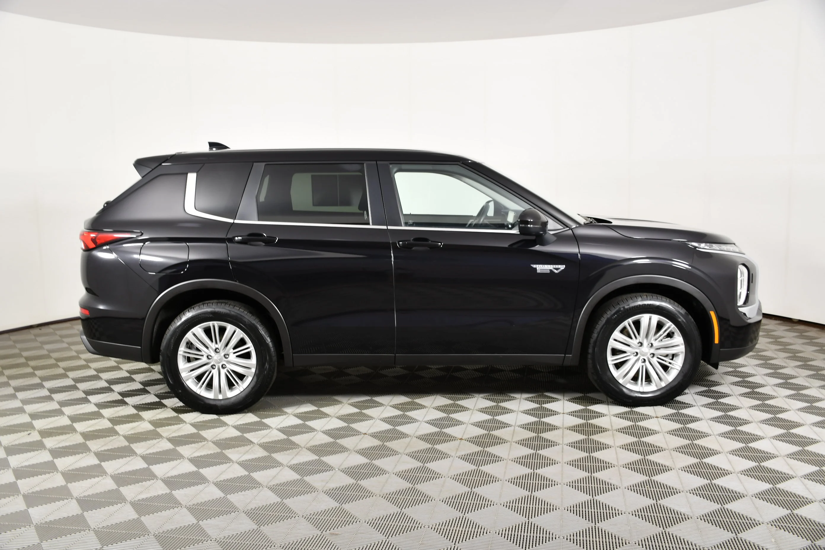 Certified Used 2025 Labrador Black Pearl Mitsubishi ES image 5