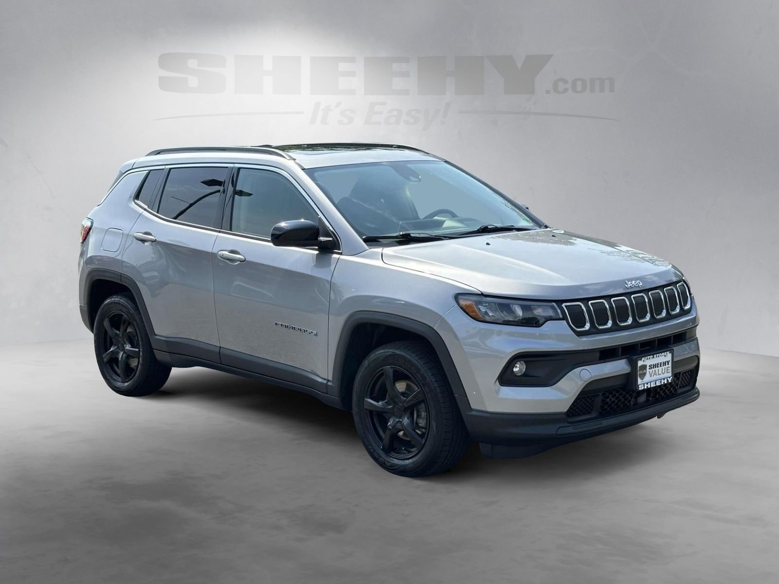 Used 2022 Silver Jeep Latitude image 2