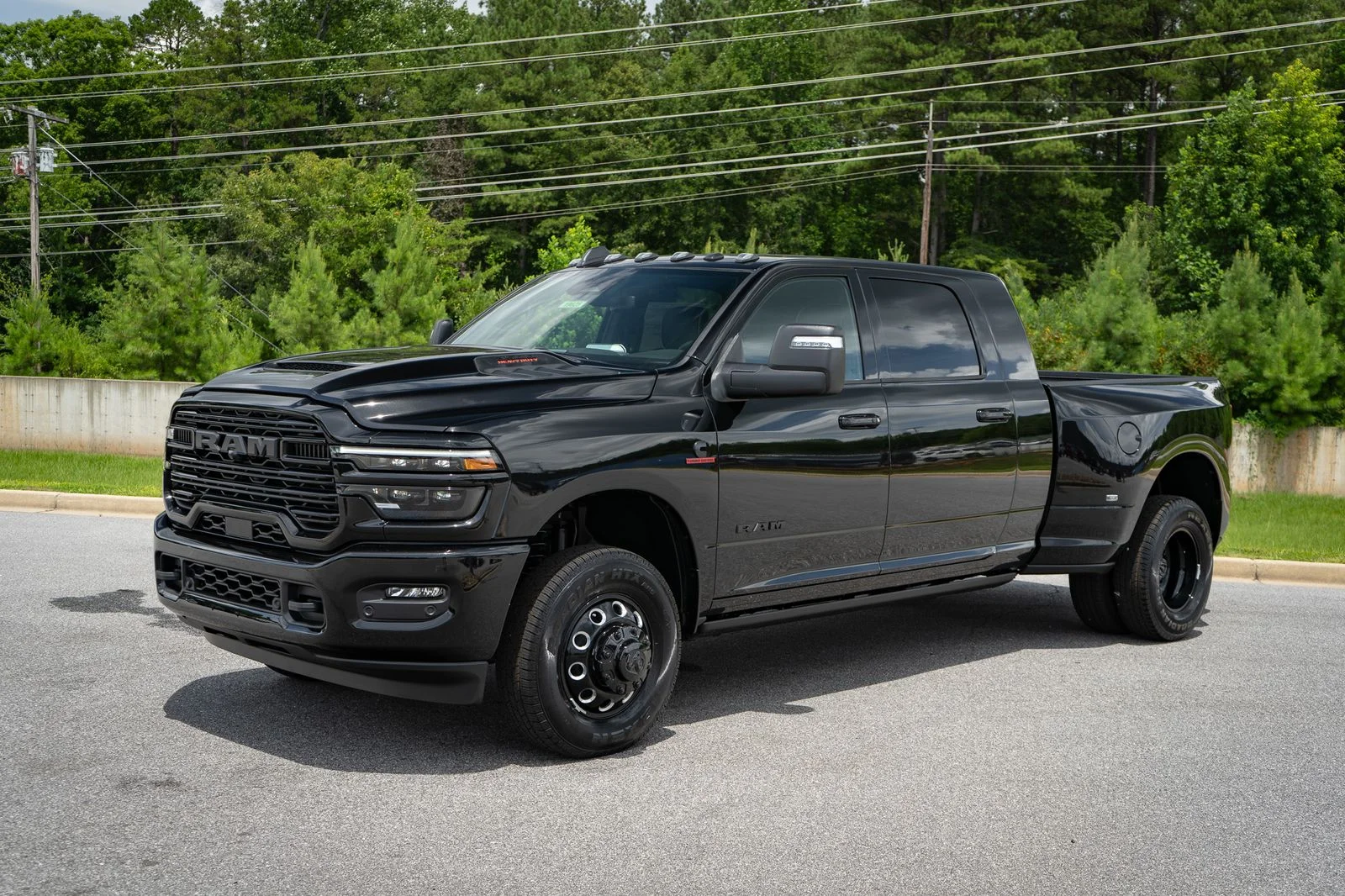 New 2026 Diamond Black Crystal Pearl-Coat Exterior Paint RAM Laramie image 10