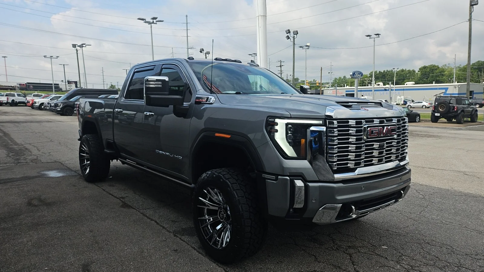 Used 2024 Silver GMC  image 6