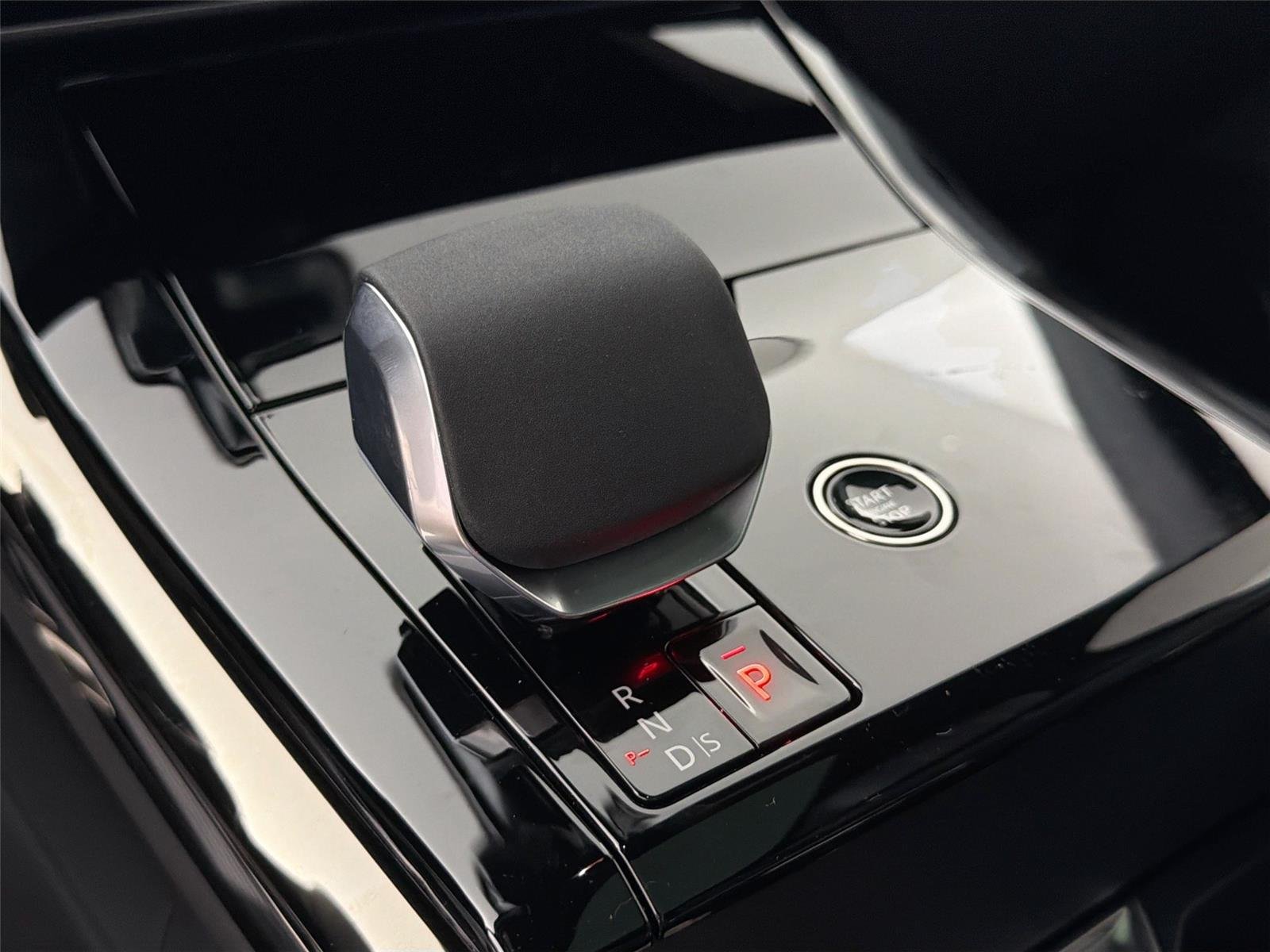 New 2026 Santorini Black LAND ROVER Dynamic SE image 16