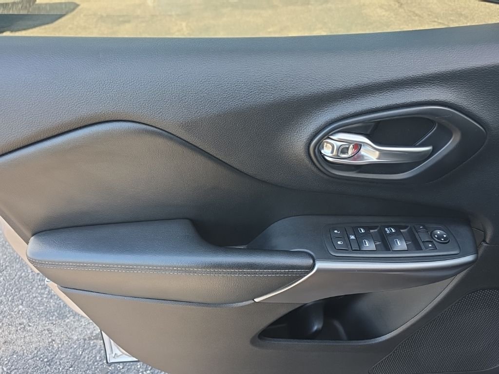 Used 2019 Silver Jeep Latitude image 15