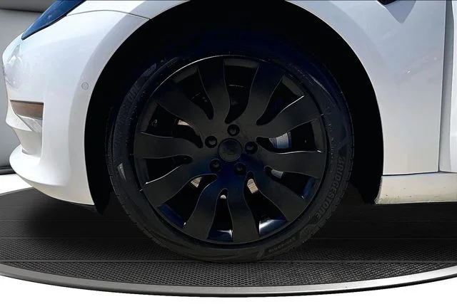 Used 2021 White Tesla Standard Range Plus image 30