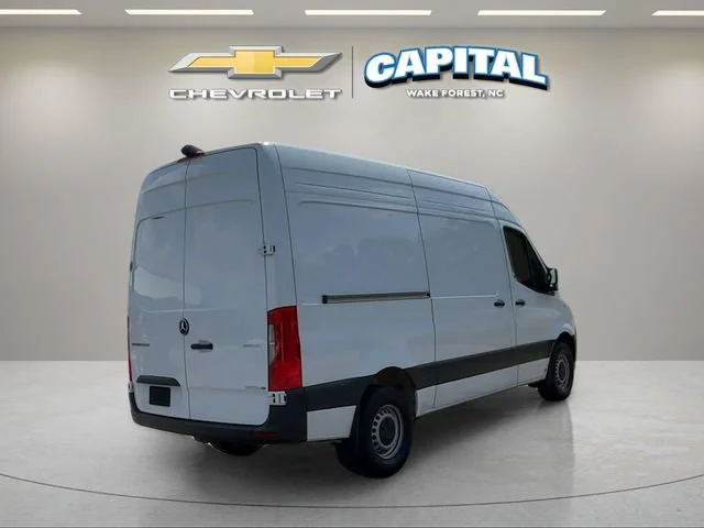 Used 2025  Mercedes-Benz NA image 7