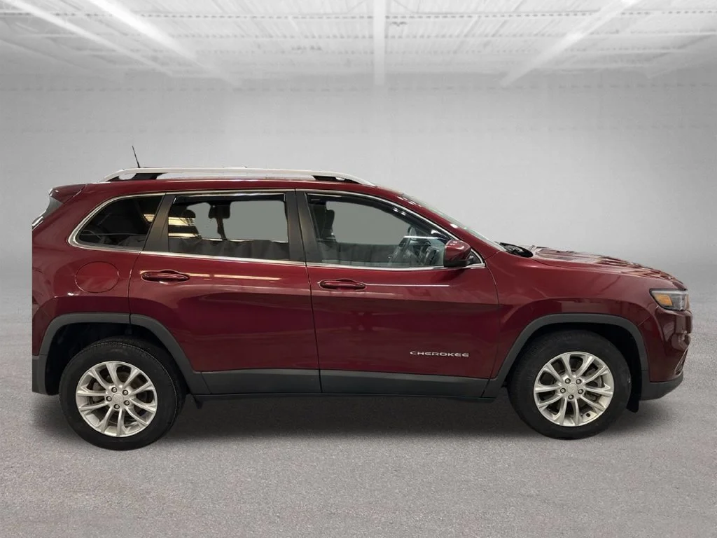 Used 2019 Red Jeep Latitude image 7
