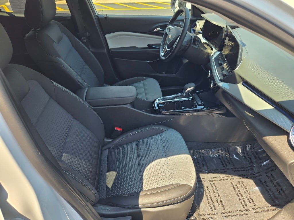 2025 Chevrolet Trax LT - Photo 6