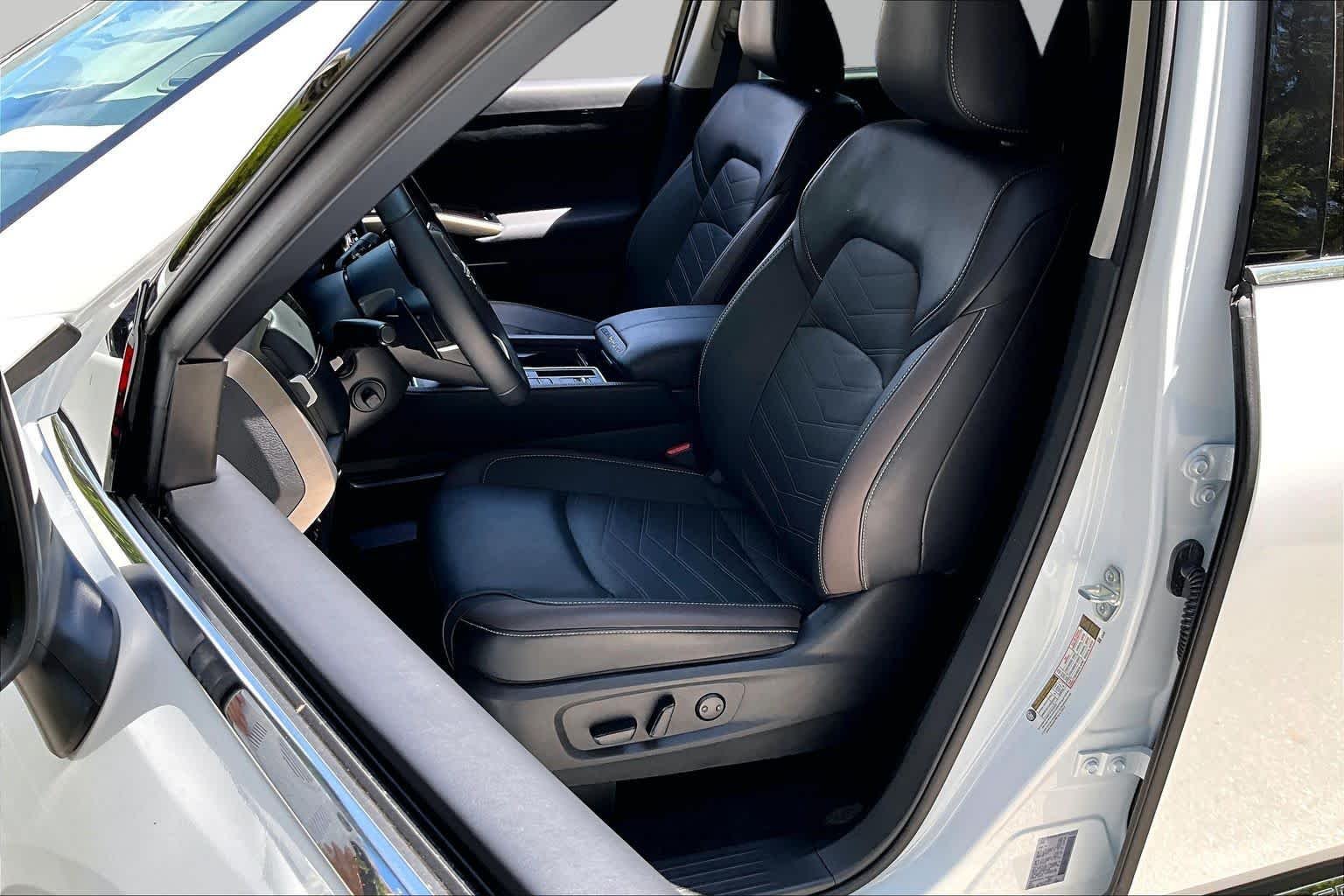 Used 2025 Everest White Pearl Tricoat Nissan Platinum image 8