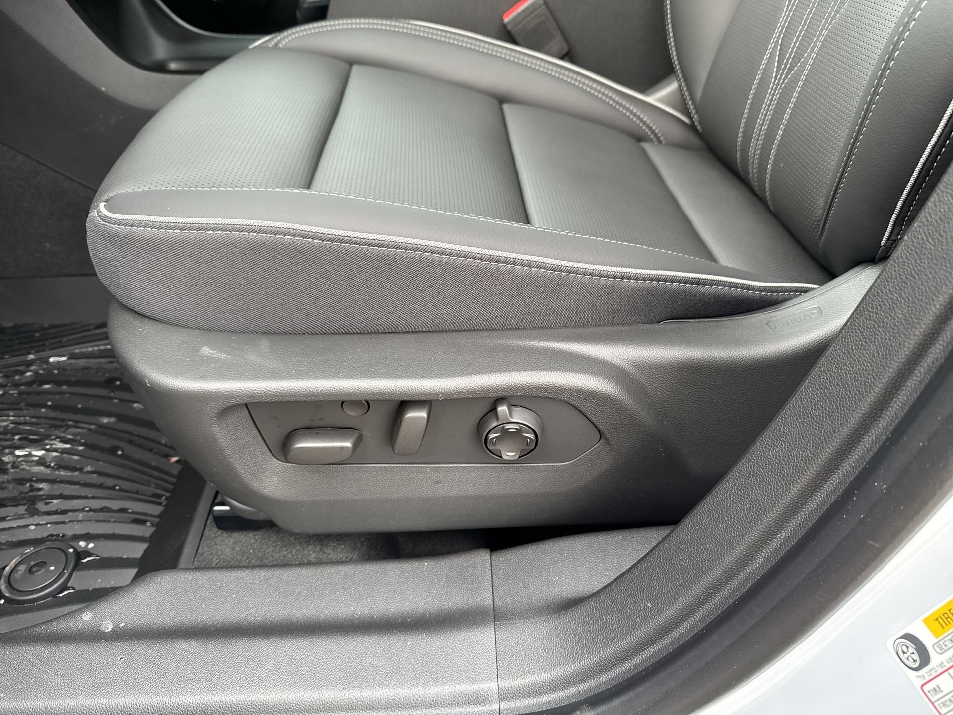 New 2026 Iridescent White Tricoat Buick Avenir image 29