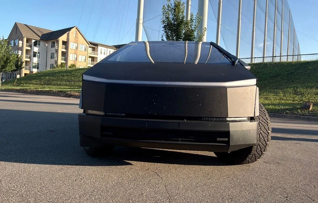 Used 2025  Tesla Base image 9