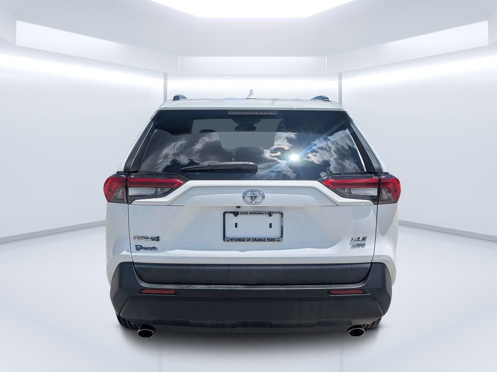 Used 2020 White Toyota XLE image 4