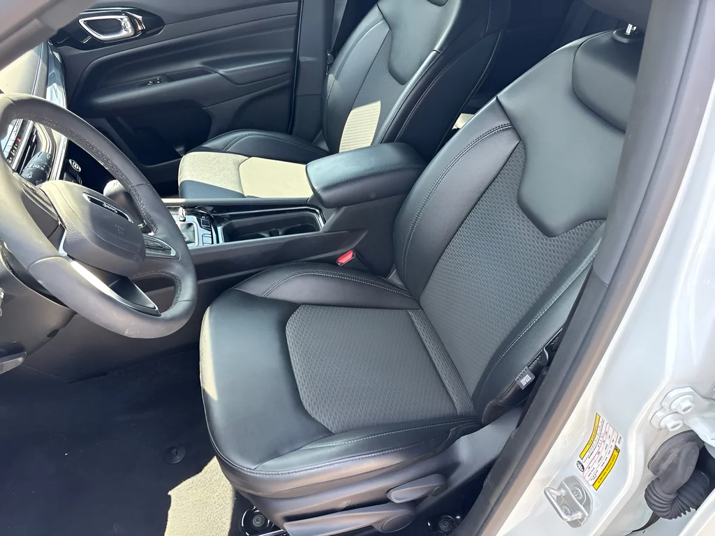 Used 2025 Bright White Clearcoat Jeep Latitude image 9