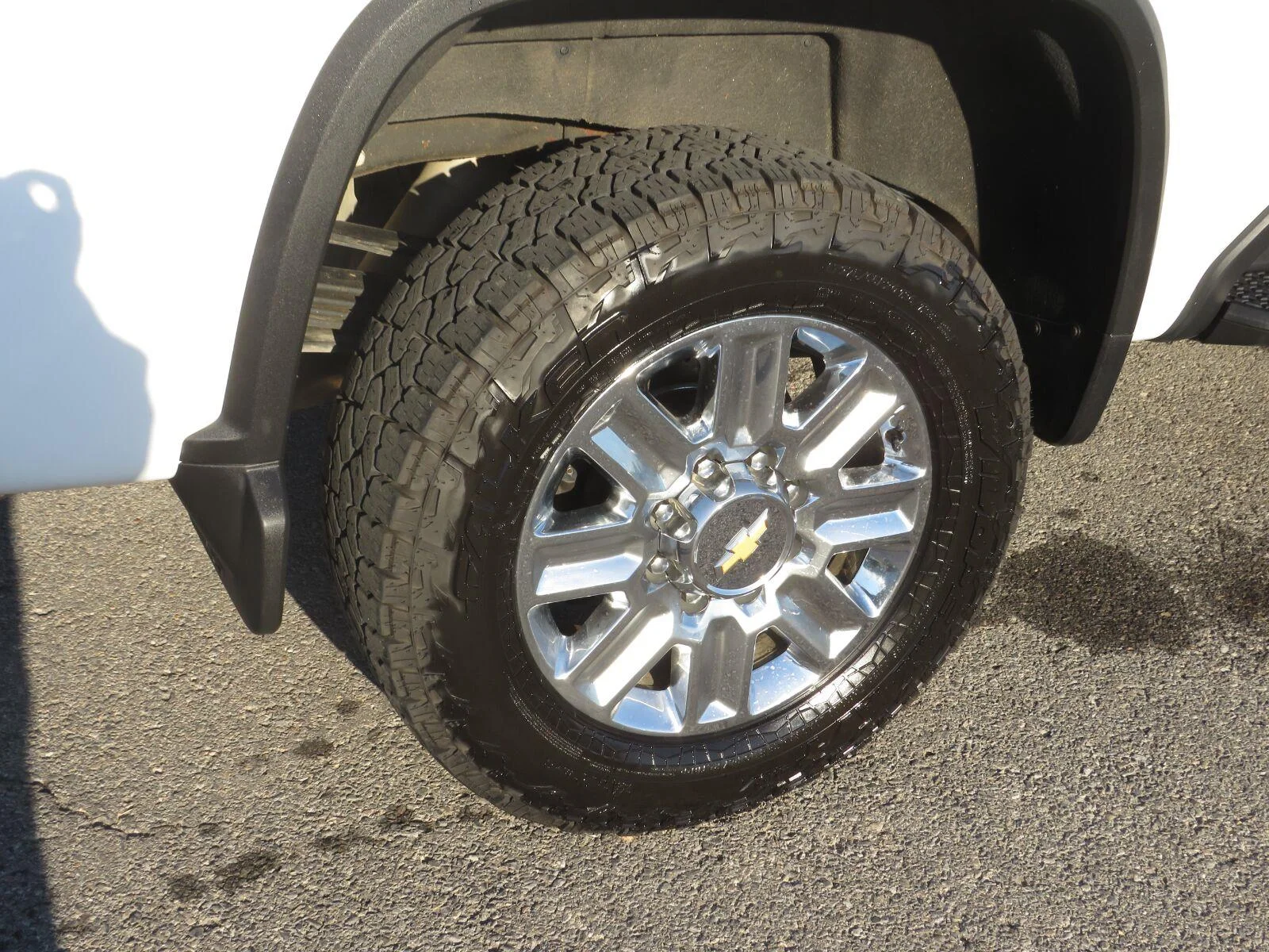Used 2024 Summit White Chevrolet High Country image 13