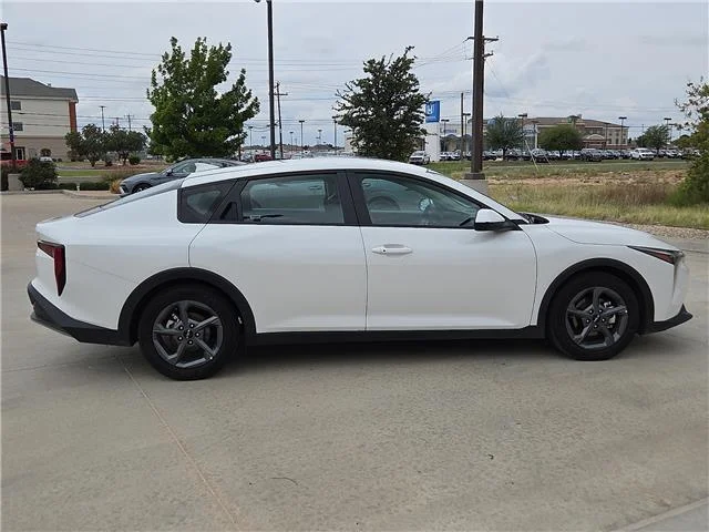 Used 2025 Snow White Pearl KIA LXS (IVT) image 4