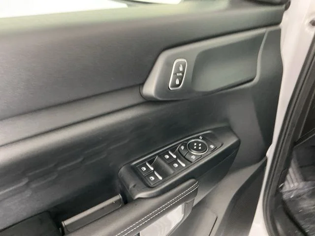 New 2025 Oxford White Ford XLT image 14