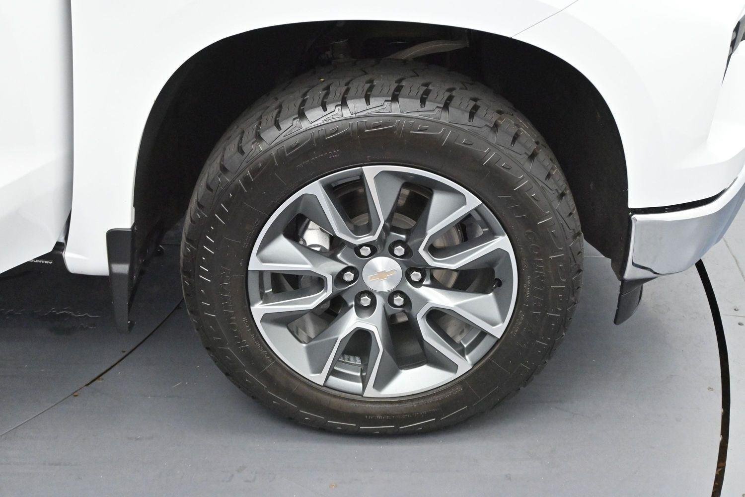 Used 2025 Summit White Chevrolet LT image 34