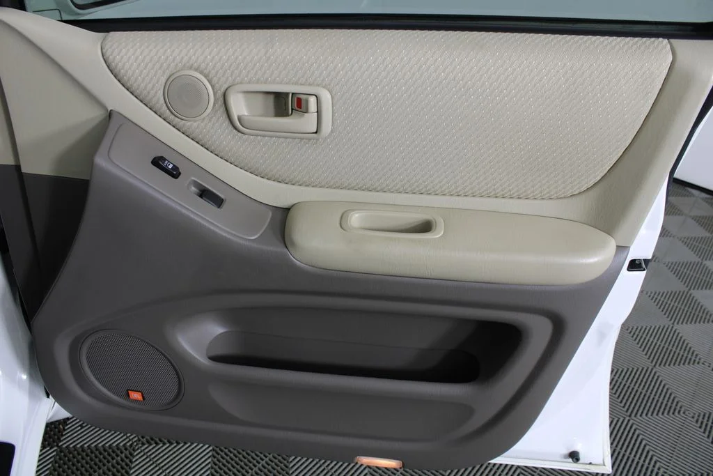 Used 2007 White Toyota V6 image 8