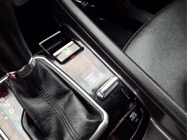 Used 2024  Jeep Latitude image 11