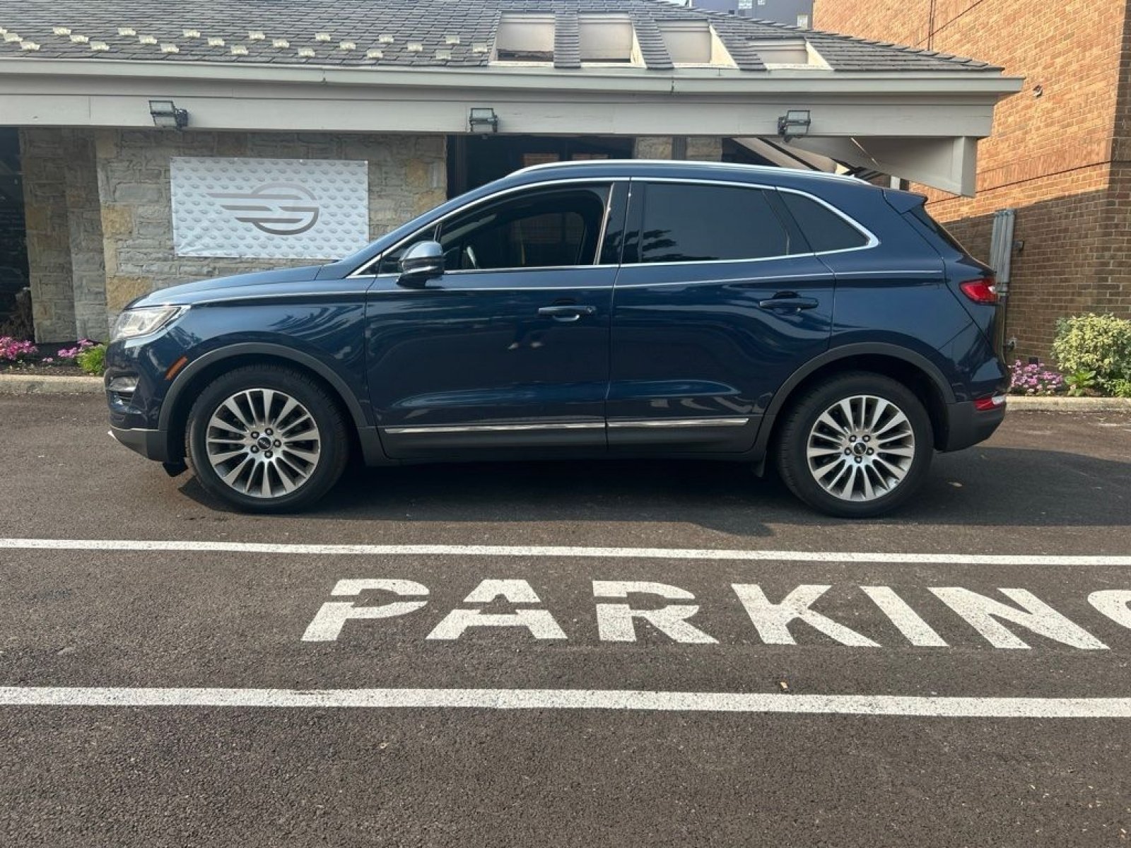Used 2017 Sapphire Blue Metallic Lincoln Reserve image 5
