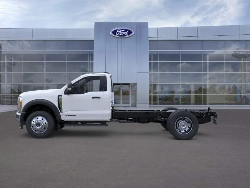 New 2026 Oxford White Ford F-600® XLT image 3
