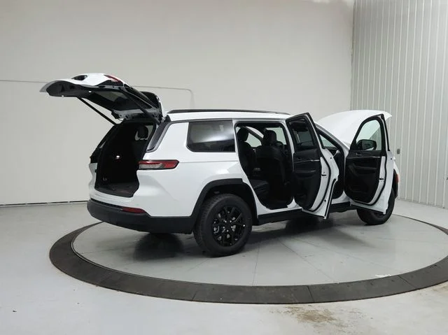 New 2026 Bright White Clear-Coat Exterior Paint Jeep Altitude image 15