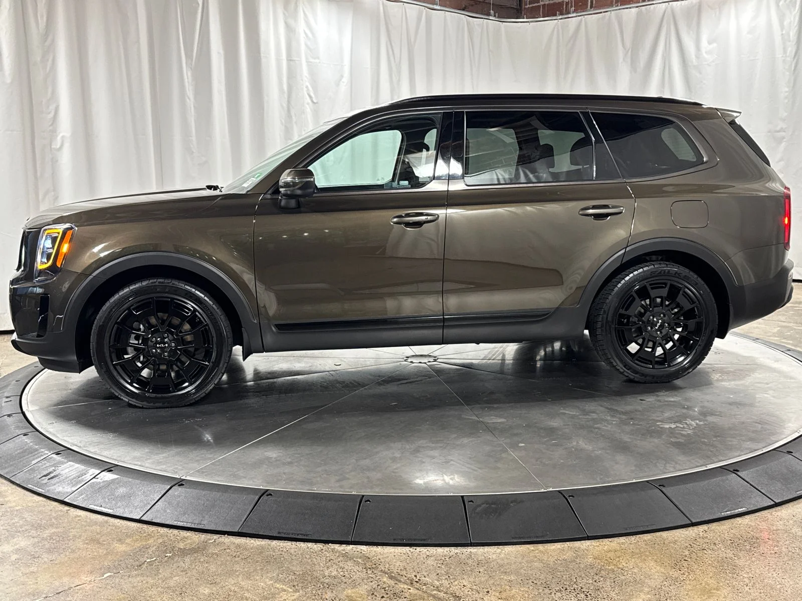 Used 2022 Green Kia EX image 8