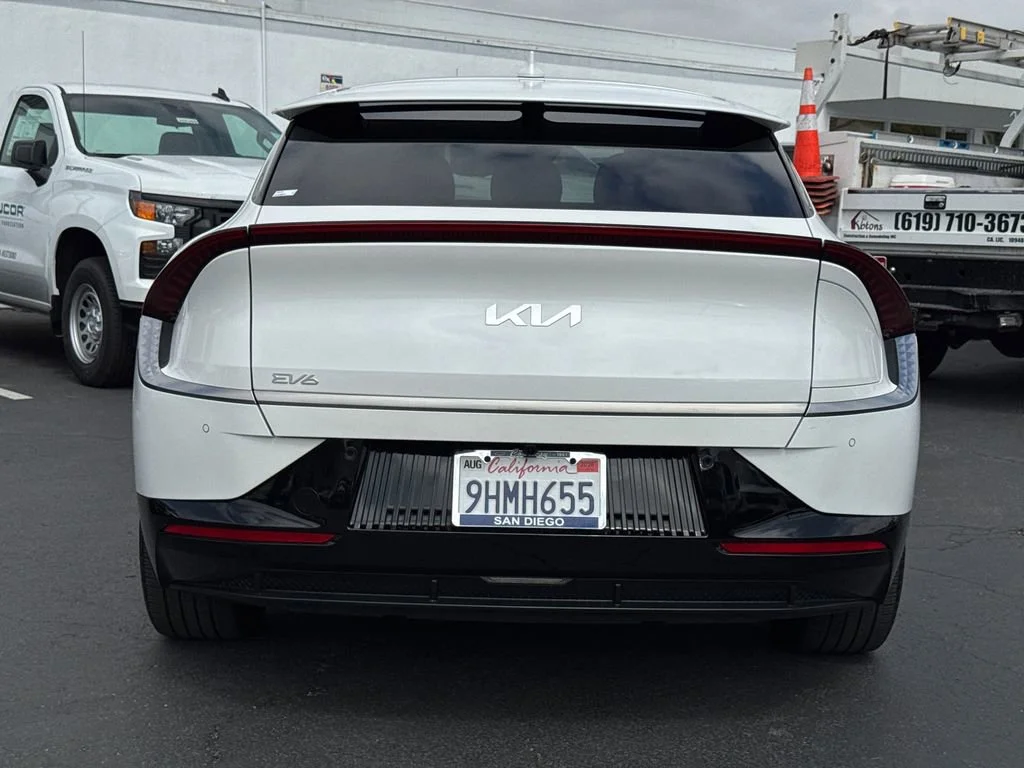 Used 2023 White Kia Wind image 12