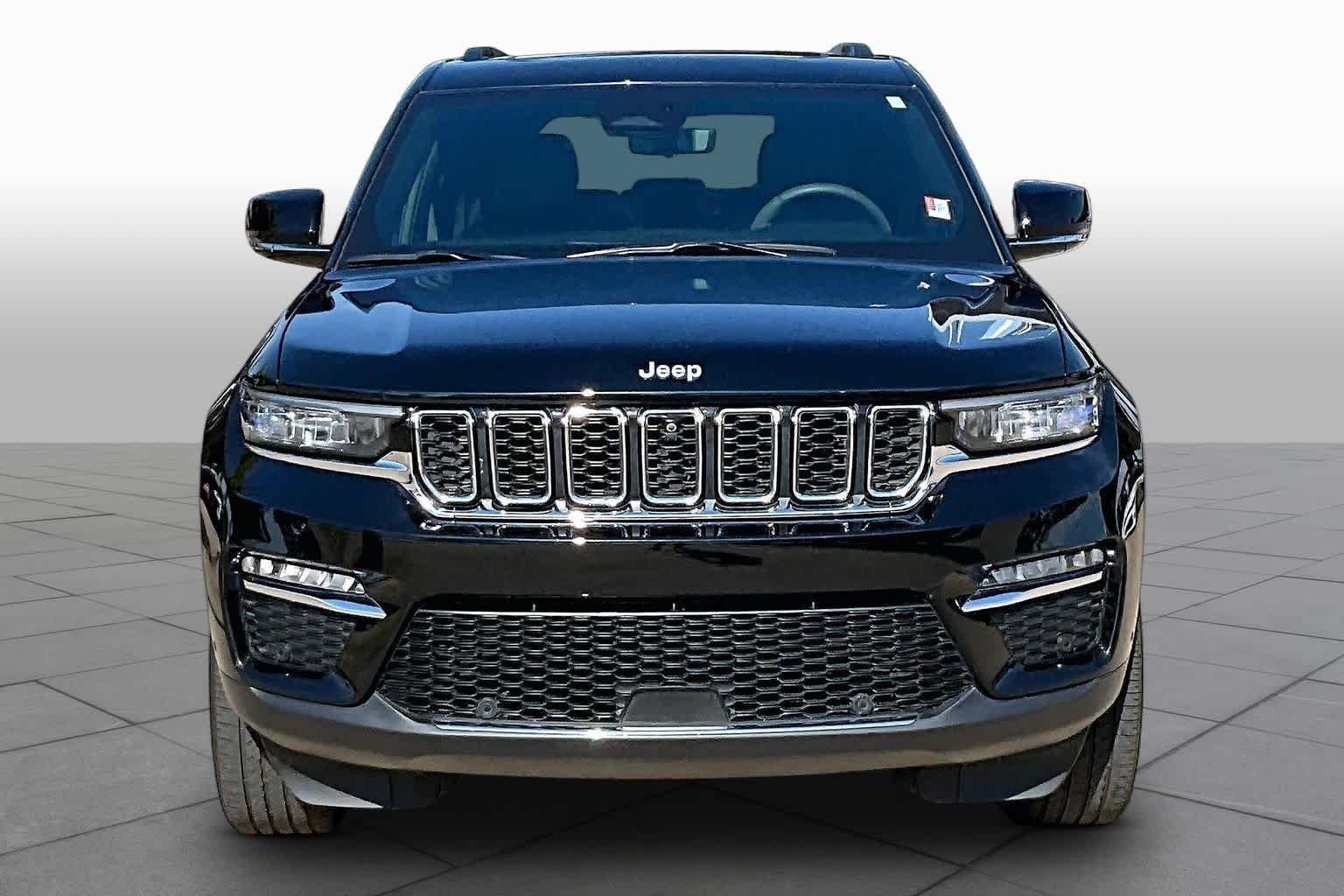 Used 2025 Diamond Black Crystal Pearlcoat Jeep Limited image 5