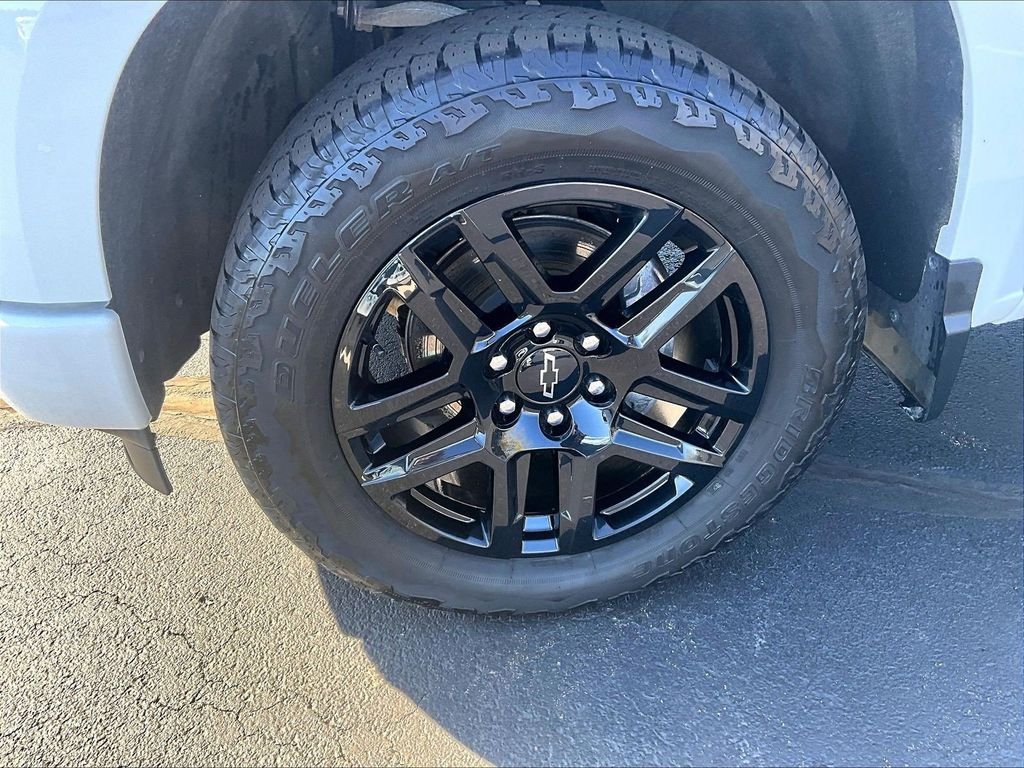 Used 2023 White Chevrolet Custom image 7