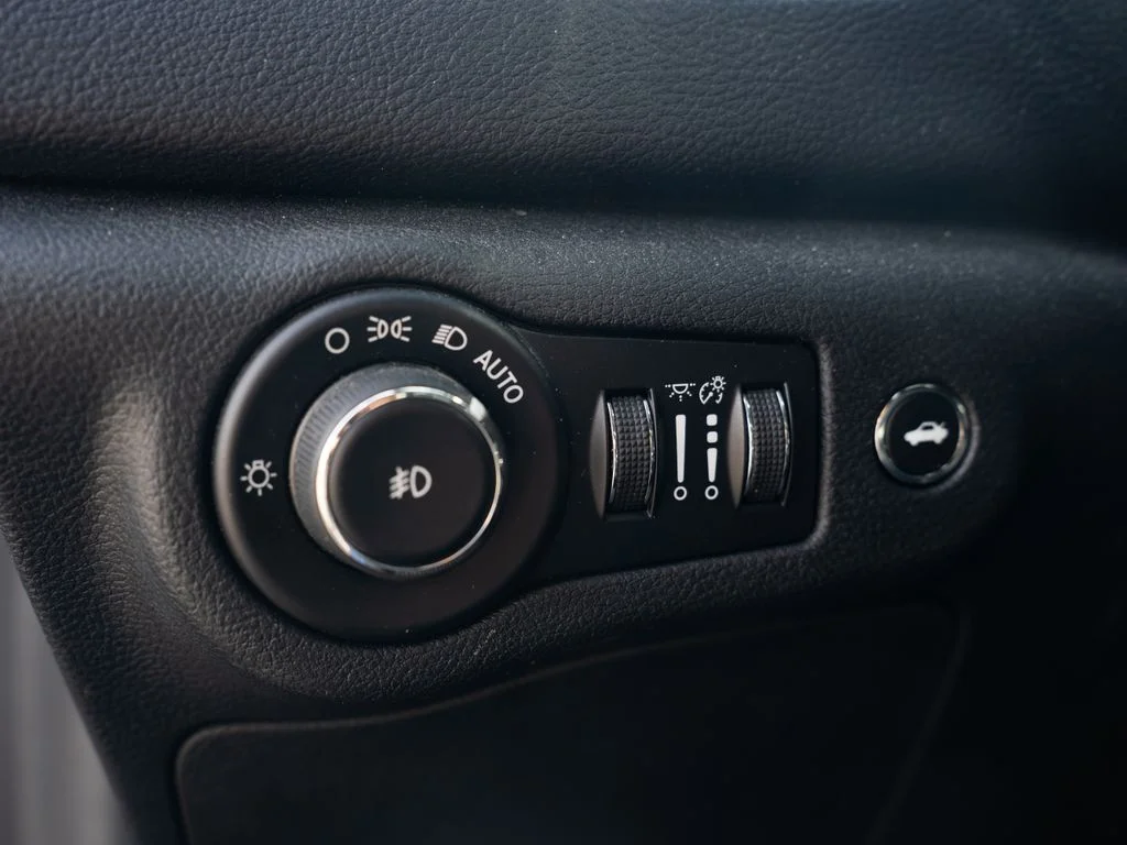 Used 2016 Blue Chrysler C image 29