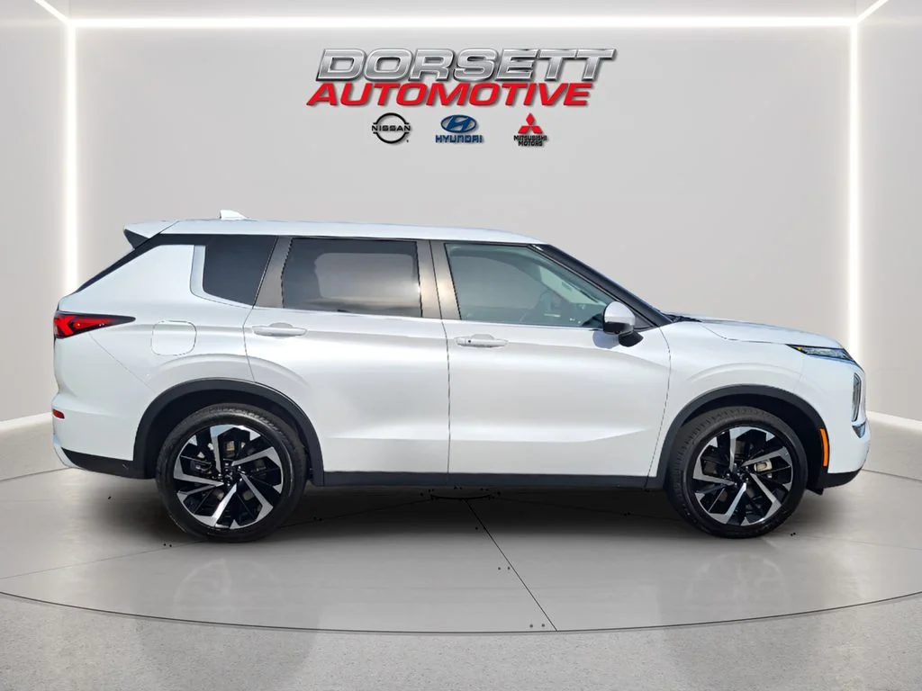 Used 2024 White Diamond Mitsubishi SE image 5